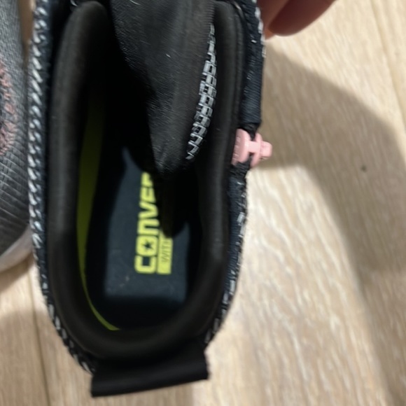 Cutest high top converse in pink and black with zippers on the side. Very rare - Picture 5 of 5